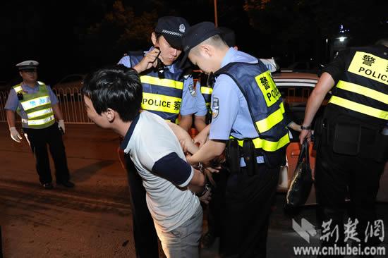 Police in Wuhan, Hubei province, seize a female carpool driver driving under the influence of drugs on night of June 25, 2015.(Photo/www.cnhubei.com) Police in Wuhan, Hubei province, seize a female carpool driver driving under the influence of drugs on night of June 25, 2015.(Photo/www.cnhubei.com)