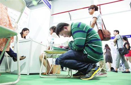 A college graduate fills a form at a job fair. (Photo/Shanghai Morning Post) A college graduate fills a form at a job fair. (Photo/Shanghai Morning Post)