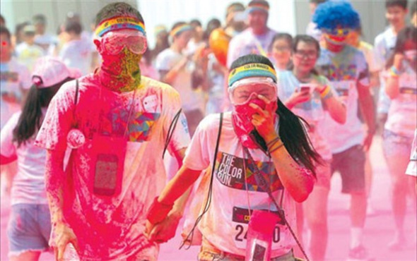 A couple covered in powder takes part in 2014 Color Run in Shanghai. (File photo/Dong Jun) A couple covered in powder takes part in 2014 Color Run in Shanghai. (File photo/Dong Jun)