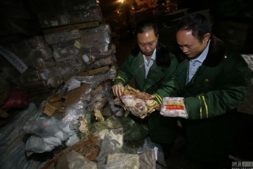 Inspectors check frozen meat seized in Shenzhen, Guangdong province, April 15, 2015. (Photo/Beijing News) Inspectors check frozen meat seized in Shenzhen, Guangdong province, April 15, 2015. (Photo/Beijing News)