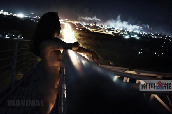A naked girl stands on a bridge at night in Liuzhou, Guangxi Zhuang autonomous region. (Photo from the photographer's website) A naked girl stands on a bridge at night in Liuzhou, Guangxi Zhuang autonomous region. (Photo from the photographer's website)