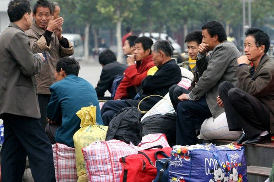 Migrant workers wait to find new jobs. (File photo/21st Century Business Herald) Migrant workers wait to find new jobs. (File photo/21st Century Business Herald)