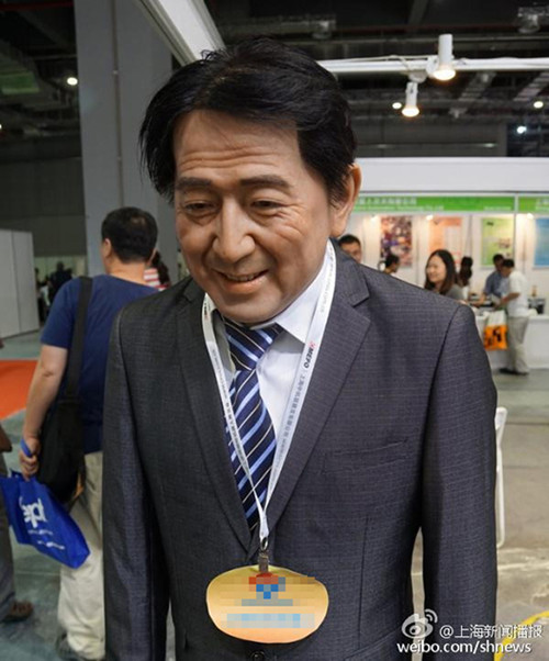 Called Apologizing Abe, the robot has caused a stir at the 2015 China International Robot Show in Shanghai. (Photo via Weibo)