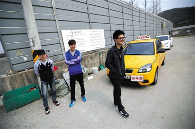 Some Chinese nationals take a rest during a training for driving license on Jeju Island, March 27, 2014. (File photo/Beijing News) Some Chinese nationals take a rest during a training for driving license on Jeju Island, March 27, 2014. (File photo/Beijing News)