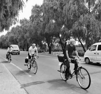 Three Japanese ride bicycles along the route the Japanese troops took when pulling out of China. (Photo/New Culture Newspaper) Three Japanese ride bicycles along the route the Japanese troops took when pulling out of China. (Photo/New Culture Newspaper)