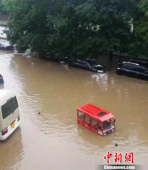 Vehicles are in flood in Beijing's Fangshan district, July 17, 2015. (File photo/Chinanews.com) Vehicles are in flood in Beijing's Fangshan district, July 17, 2015. (File photo/Chinanews.com)