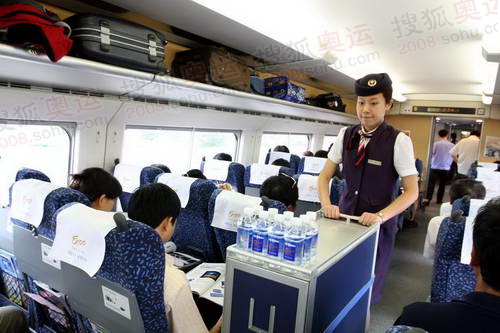 An attendant delivers free water on a high-speed train. (File photo) An attendant delivers free water on a high-speed train. (File photo)