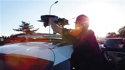 Argentine photographer Esteban Pastorino Diaz shoots a photo of the Second Ring Road in Beijing with the longest photographic film. (Photo source: Chinanews.com) Argentine photographer Esteban Pastorino Diaz shoots a photo of the Second Ring Road in Beijing with the longest photographic film. (Photo source: Chinanews.com)