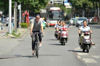 Daniel Price, a British guy who is currently on an inter-continental bike ride from Antarctica to Paris, has kicked off his Chinese adventure in Chengdu. (Photo/West China Metropolis Daily) Daniel Price, a British guy who is currently on an inter-continental bike ride from Antarctica to Paris, has kicked off his Chinese adventure in Chengdu. (Photo/West China Metropolis Daily)