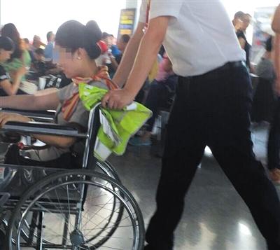 An airline stewardess on Hainan Airlines flight HU7148 is injured as the plane encountered strong turbulence on its way from Chengdu to Beijing on Tuesday afternoon. (Photo/Beijing News) An airline stewardess on Hainan Airlines flight HU7148 is injured as the plane encountered strong turbulence on its way from Chengdu to Beijing on Tuesday afternoon. (Photo/Beijing News)