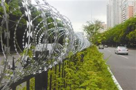 A barbed wire fence has been erected down the middle of a road in Shenzhen in a radical measure to stop pedestrians illegally crossing the road. (Photo/Daily Sunshine) A barbed wire fence has been erected down the middle of a road in Shenzhen in a radical measure to stop pedestrians illegally crossing the road. (Photo/Daily Sunshine)