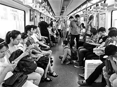 A child begs on a Beijing subway train during the summer vacation. (Photo/Beijing Youth Daily) A child begs on a Beijing subway train during the summer vacation. (Photo/Beijing Youth Daily)
