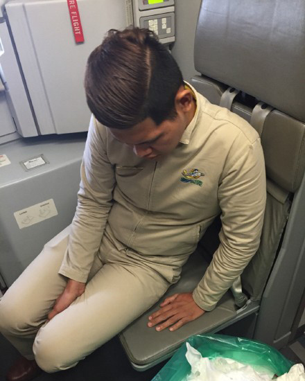 The Philippine steward who allegedly steals money from Chinese passengers. (Photo/People.com.cn) The Philippine steward who allegedly steals money from Chinese passengers. (Photo/People.com.cn)