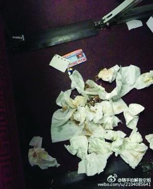 Toilet paper is seen after a mother let her child defecate on the floor during a Shenzhen Airlines flight. (Photo/Sina Weibo) Toilet paper is seen after a mother let her child defecate on the floor during a Shenzhen Airlines flight. (Photo/Sina Weibo)