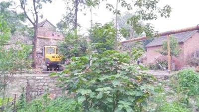 A digging machine stops outside of a house where a WWII bomb left by the Japanese army has killed two and injured another five. (Photo/dahe.cn) A digging machine stops outside of a house where a WWII bomb left by the Japanese army has killed two and injured another five. (Photo/dahe.cn)