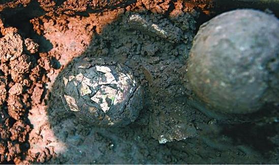 An egg more than 2,000 years old is excavated from a tomb in Tucheng town, southwest China's Guizhou province, Aug. 24. (Photo/www.gywb.cn) An egg more than 2,000 years old is excavated from a tomb in Tucheng town, southwest China's Guizhou province, Aug. 24. (Photo/www.gywb.cn)