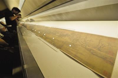The famous riverside scroll Along the River during the Qingming Festival is unfoled for exhibition at the Palace Museum in Beijing, Aug 28, 2015. (Photo/The Beijing News) The famous riverside scroll Along the River during the Qingming Festival is unfoled for exhibition at the Palace Museum in Beijing, Aug 28, 2015. (Photo/The Beijing News)