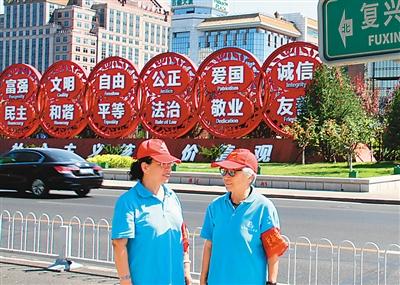 Volunteers wearing red hats and red armbands could be seen on Beijing streets. (Photo/People's Daily) Volunteers wearing red hats and red armbands could be seen on Beijing streets. (Photo/People's Daily)