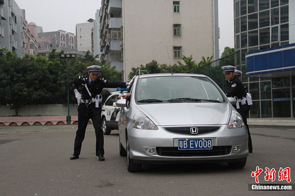 Photo shows traffic police officers in a drill. Shenzhen has intensified its crackdowns on traffic violations since August. (Photo/China News Service) Photo shows traffic police officers in a drill. Shenzhen has intensified its crackdowns on traffic violations since August. (Photo/China News Service)