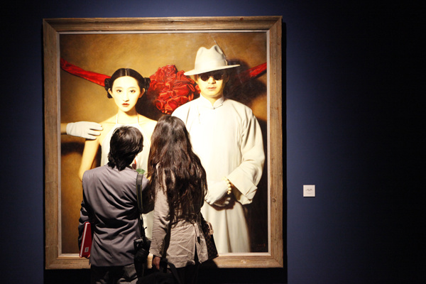 Visitors look at an oil painting in Chen Chengwei's exhibition Another Me at the Today Art Museum in Beijing, Oct 10, 2015. (Photo provided by Today Art Museum) Visitors look at an oil painting in Chen Chengwei's exhibition Another Me at the Today Art Museum in Beijing, Oct 10, 2015. (Photo provided by Today Art Museum)