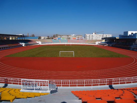 Substandard plastic tracks in an east China school. (File photo) 