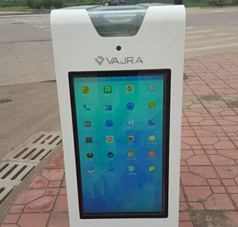 The garbage bin that can sort trash and provide Wi-Fi connection appears on the street in Chengdu, Sichuan.(Photo/Huaxi Metropolis Daily) The garbage bin that can sort trash and provide Wi-Fi connection appears on the street in Chengdu, Sichuan.(Photo/Huaxi Metropolis Daily)