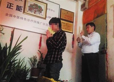 ‘Doctor Zhong’(R) is treating Mr. Chen (L) at Zhong’s clinic in Caishikou on Oct. 16, 2015 (Photo/The Beijing News) ‘Doctor Zhong’(R) is treating Mr. Chen (L) at Zhong’s clinic in Caishikou on Oct. 16, 2015 (Photo/The Beijing News)