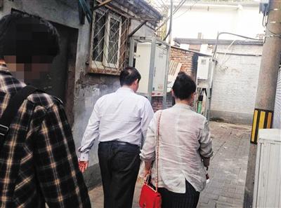 2 ‘Doctor Zhong’ leads Mr. Chen to his clinic deep in the alley. (Photo/The Beijing News) 2 ‘Doctor Zhong’ leads Mr. Chen to his clinic deep in the alley. (Photo/The Beijing News)