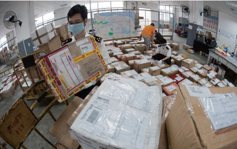 Wenzhou customs staffs inspect international parcels in July, 2014. (Photo/Wenzhou Evening News) Wenzhou customs staffs inspect international parcels in July, 2014. (Photo/Wenzhou Evening News)