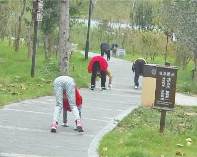 People do crawling exercise at a park in Zhengzhou city of Henan province.(Photo/Dahe Daily) People do crawling exercise at a park in Zhengzhou city of Henan province.(Photo/Dahe Daily)