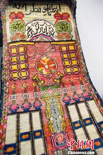 Photo shows the tapestry embroidered with mystic words.(Photo/China News Service) Photo shows the tapestry embroidered with mystic words.(Photo/China News Service)