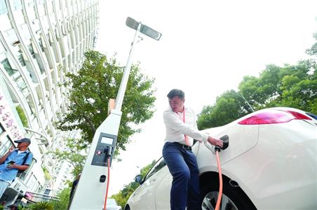 Staff shows the electric car charging function of a lamp pole at Dagu Road, Shanghai on Oct.26, 2015. (Photo/Shanghai Morning Post) Staff shows the electric car charging function of a lamp pole at Dagu Road, Shanghai on Oct.26, 2015. (Photo/Shanghai Morning Post)
