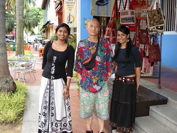 Liang meets local singers in Malaysia in 2007. (Photo courtesy of Liang Xu) Liang meets local singers in Malaysia in 2007. (Photo courtesy of Liang Xu)