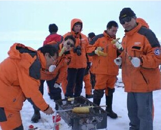 China's Antarctic staff members have a BBQ at an Antarctic research station. (File photo/Xinhua) China's Antarctic staff members have a BBQ at an Antarctic research station. (File photo/Xinhua)