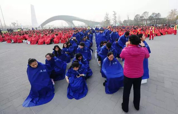 Participants forming a record-large 'lung' in Beijing on November 15, 2015. (Photo/Beijing Youth Daily) Participants forming a record-large 'lung' in Beijing on November 15, 2015. (Photo/Beijing Youth Daily)