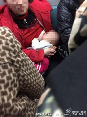 This photo of a woman breast-feeding her child was posted online by the Weibo account of bjtale.com. (Photo/Sina Weibo) This photo of a woman breast-feeding her child was posted online by the Weibo account of bjtale.com. (Photo/Sina Weibo)