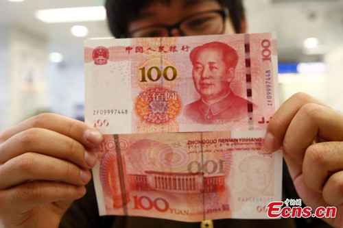 A resident shows new 100-yuan bank notes in a branch of the Bank of Communications in Beijing on November 12, 2015. The new 100-yuan bank note is put into use from Thursday, November 12. (Photo: China News service/ Zhang Hao) A resident shows new 100-yuan bank notes in a branch of the Bank of Communications in Beijing on November 12, 2015. The new 100-yuan bank note is put into use from Thursday, November 12. (Photo: China News service/ Zhang Hao)