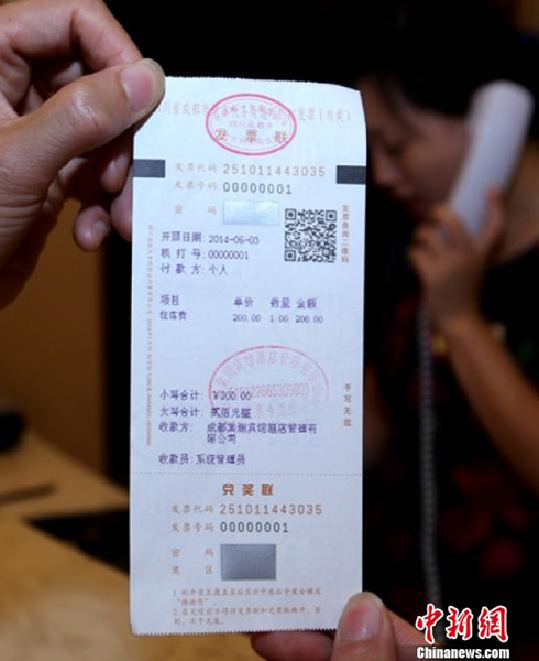 A paper invoice is linked to its electric version with a QR code on the ticket (File photo:China News Service) A paper invoice is linked to its electric version with a QR code on the ticket (File photo:China News Service)