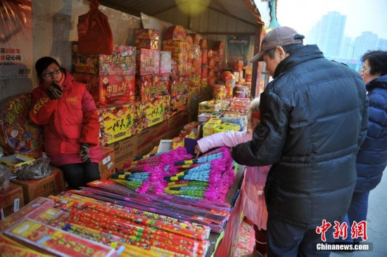 Beijing residents shopping fireworks at a vending site during the Spring Festival in 2014 (Photo/chinanews.com) Beijing residents shopping fireworks at a vending site during the Spring Festival in 2014 (Photo/chinanews.com)