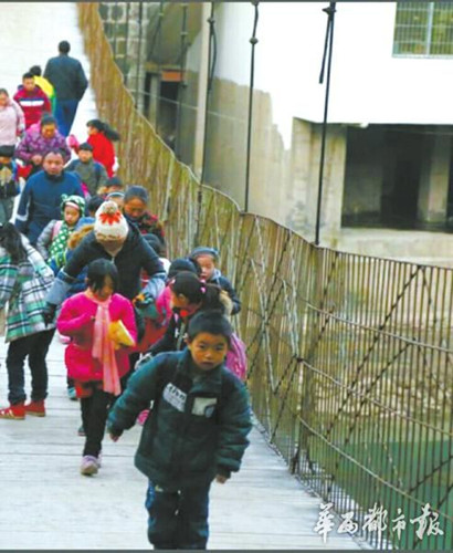 Students cross the hanging bridge to get to school. (Photo/West China Metropolis Daily) Students cross the hanging bridge to get to school. (Photo/West China Metropolis Daily)