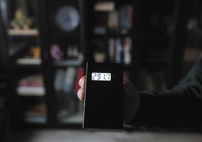 The PM2.5 level was 291.7ug/m3 in a home in Beijing, which was increased to 1300ug/m3 when exposed to smoking. (Photo/the Beijing News) The PM2.5 level was 291.7ug/m3 in a home in Beijing, which was increased to 1300ug/m3 when exposed to smoking. (Photo/the Beijing News)