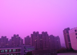 Nanjing city, the capital of Jiangsu Province, is covered in a blanket of red-hued smog on Tuesday. (Photo from Sina Weibo) Nanjing city, the capital of Jiangsu Province, is covered in a blanket of red-hued smog on Tuesday. (Photo from Sina Weibo)