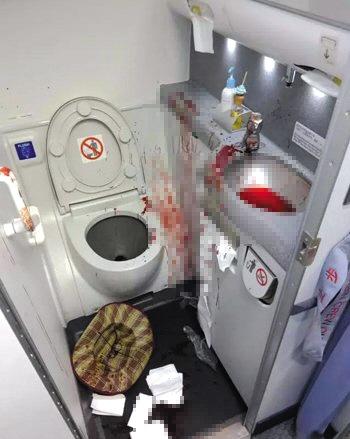 This photo shows the bloody lavatory on a Xiamen Airlines flight. (Photo/Beijing News) This photo shows the bloody lavatory on a Xiamen Airlines flight. (Photo/Beijing News)