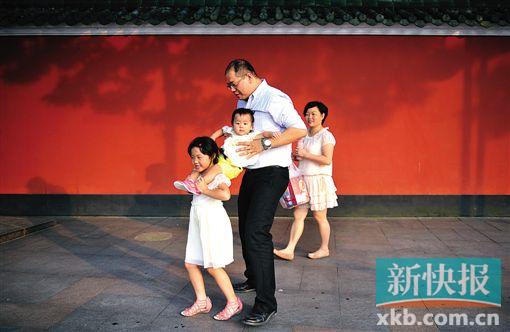 A family of four walk on the street in Foshan, south China's Guangdong Province. (Photo/xkb.com.cn) A family of four walk on the street in Foshan, south China's Guangdong Province. (Photo/xkb.com.cn)