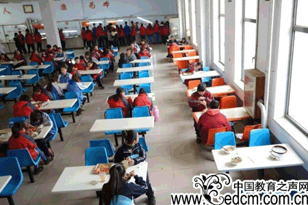 Male and female students are required to dine separately at a high school in Shenmu County, northwest China's Shaanxi Province. (Photo/Chinese Business View) Male and female students are required to dine separately at a high school in Shenmu County, northwest China's Shaanxi Province. (Photo/Chinese Business View)