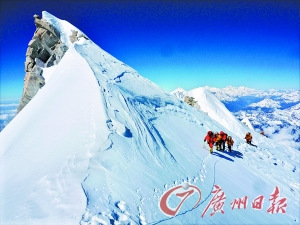 A Qomolangma climbing team is on their way to the peak. (File photo/Guangzhou Daily) A Qomolangma climbing team is on their way to the peak. (File photo/Guangzhou Daily)