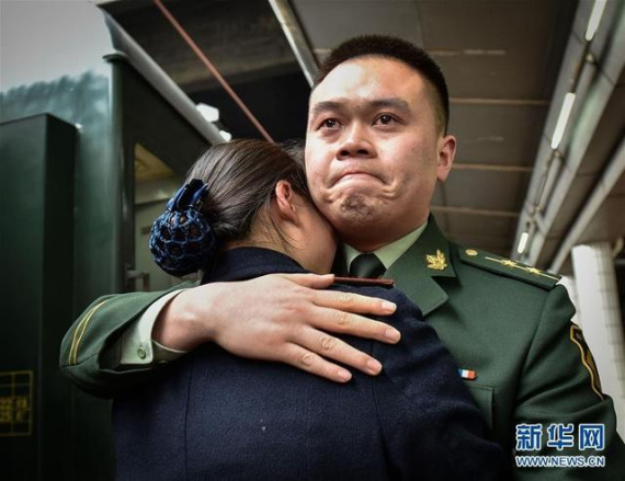 Frontier soldier Pan Ding hugs his wife Lei Yun, a railway attendant at the platform of Guangzhou East Railway Station. (Photo/Xinhua) Frontier soldier Pan Ding hugs his wife Lei Yun, a railway attendant at the platform of Guangzhou East Railway Station. (Photo/Xinhua)