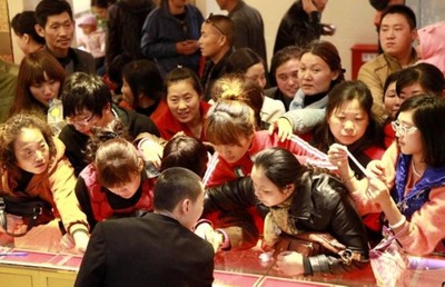 Chinese investors snap up gold products at a jewellery shop. (File photo) Chinese investors snap up gold products at a jewellery shop. (File photo)