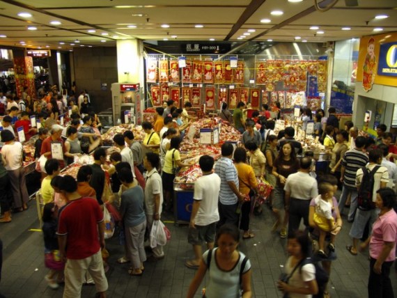 Customers do shopping for the Spring Festival at a supermarket. (Photo/People's Daily Online)