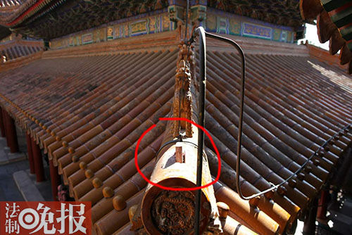 A yellow glazed ceramic component, symbolizing an immortal figure riding a phoenix, is found missing on a hall in the Summer Palace. (Photo/The Mirror) A yellow glazed ceramic component, symbolizing an immortal figure riding a phoenix, is found missing on a hall in the Summer Palace. (Photo/The Mirror)